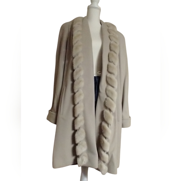 Albert Nipon Studios Elegant Vintage Beige Coat with Faux Fur Trim - Picture 14 of 14